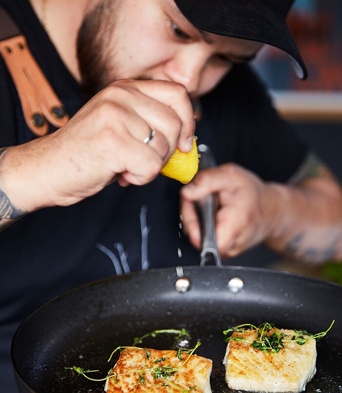 el chef preparando un fogonero en una sartén