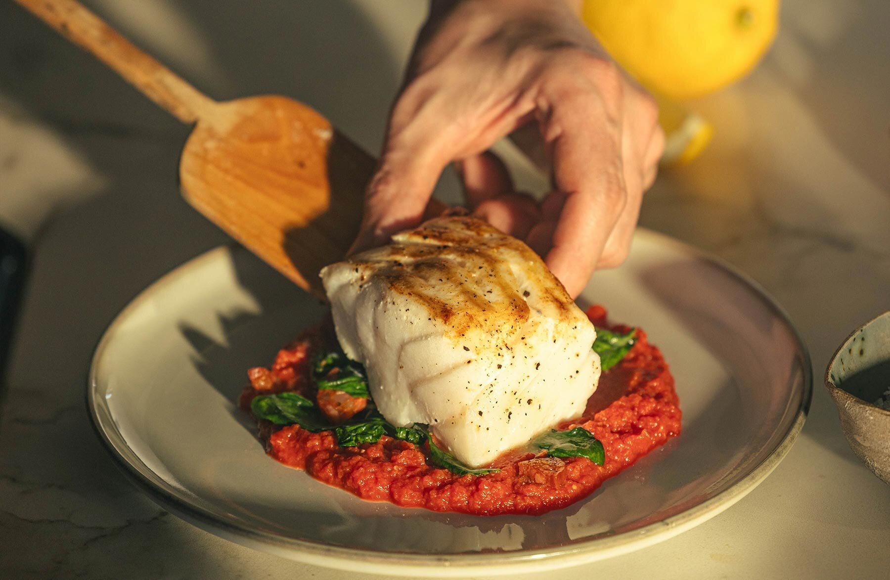 El skrei noruego en un plato