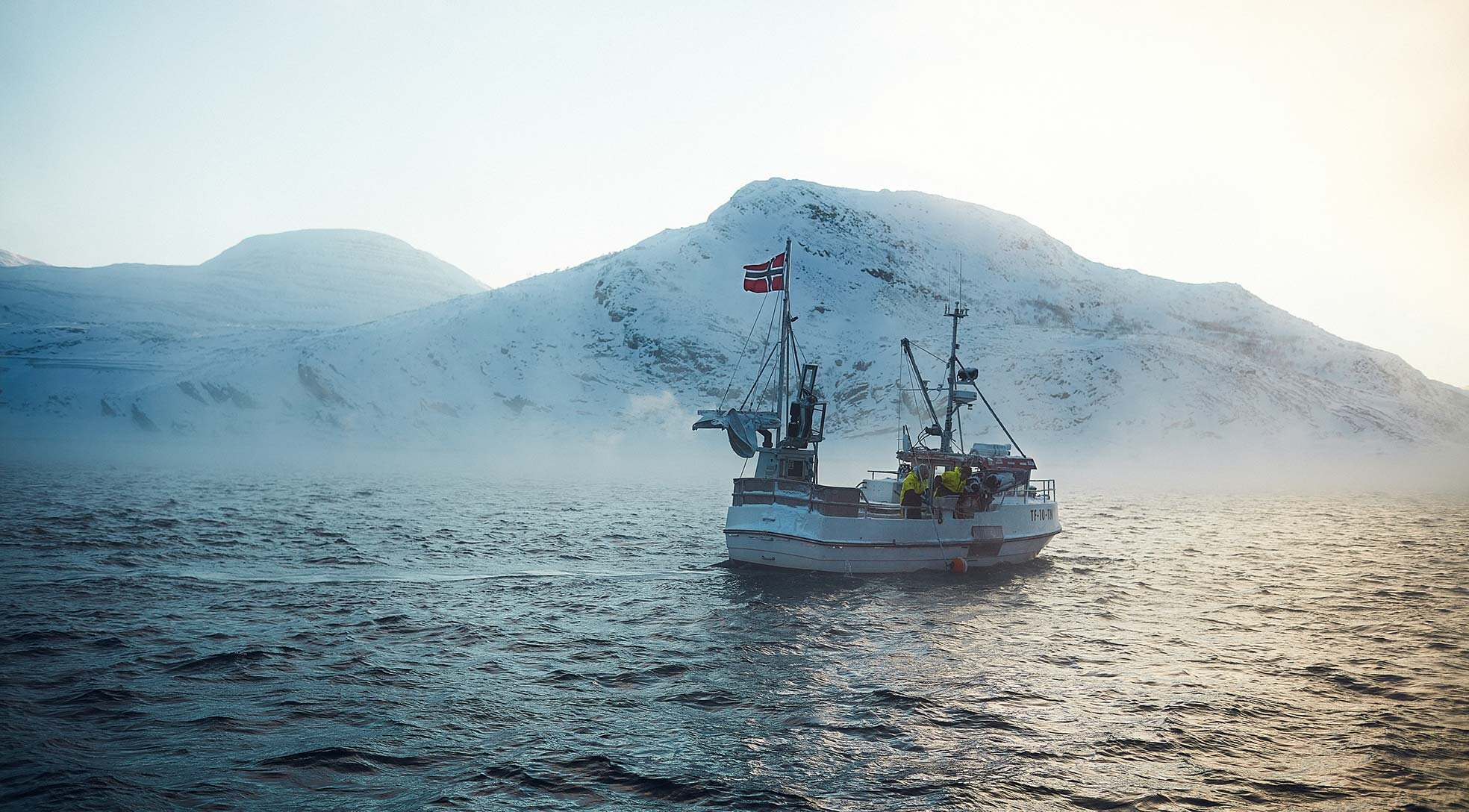 un barco de pesca en el mar