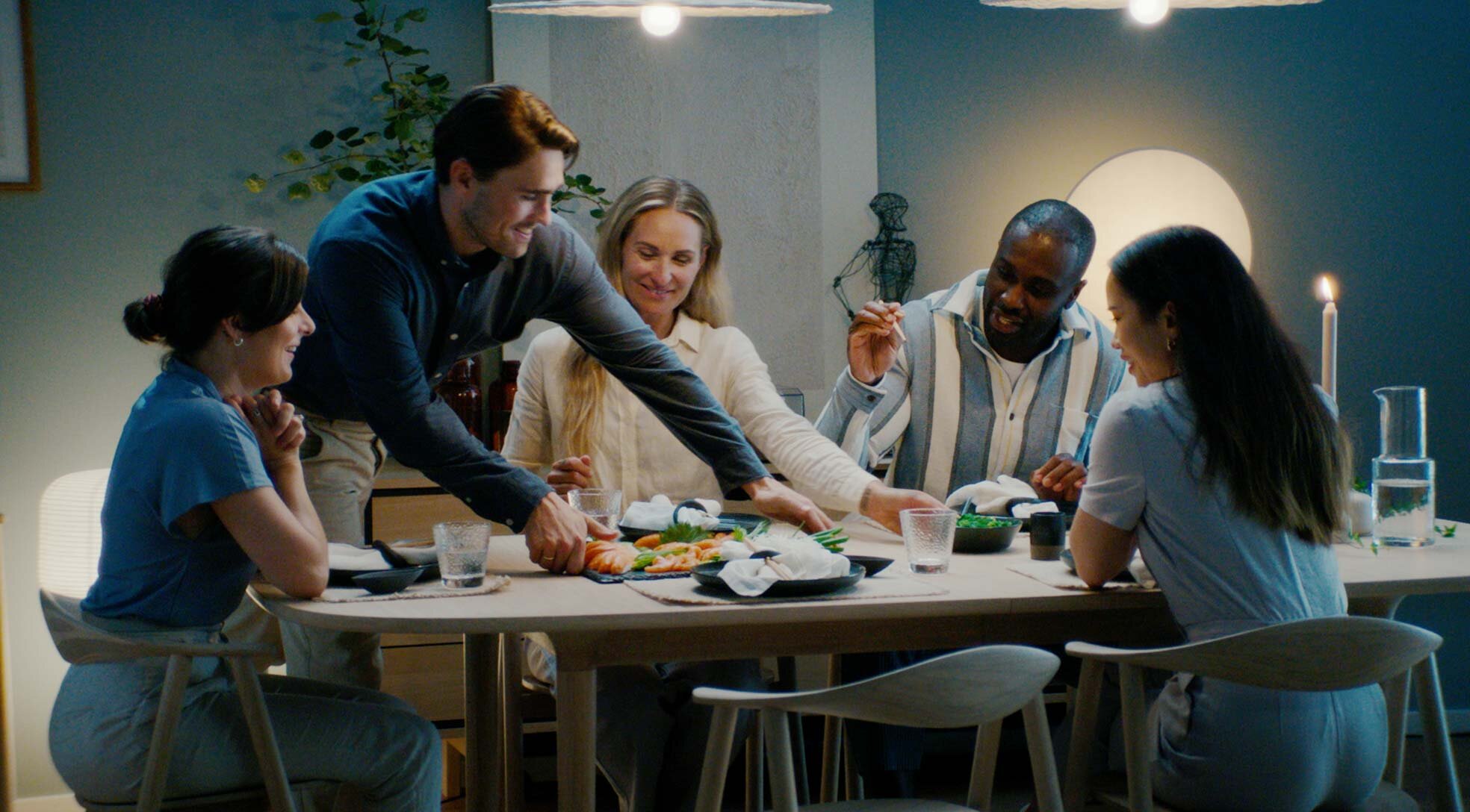 una familia alrededor de una mesa